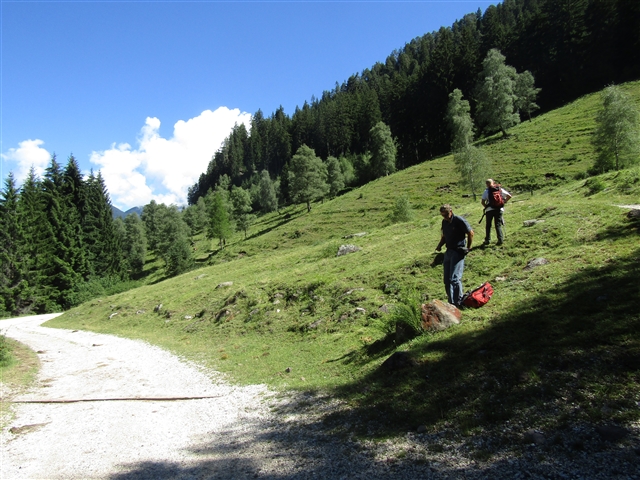 Alcuni camminatori del gruppetto sul pratone.